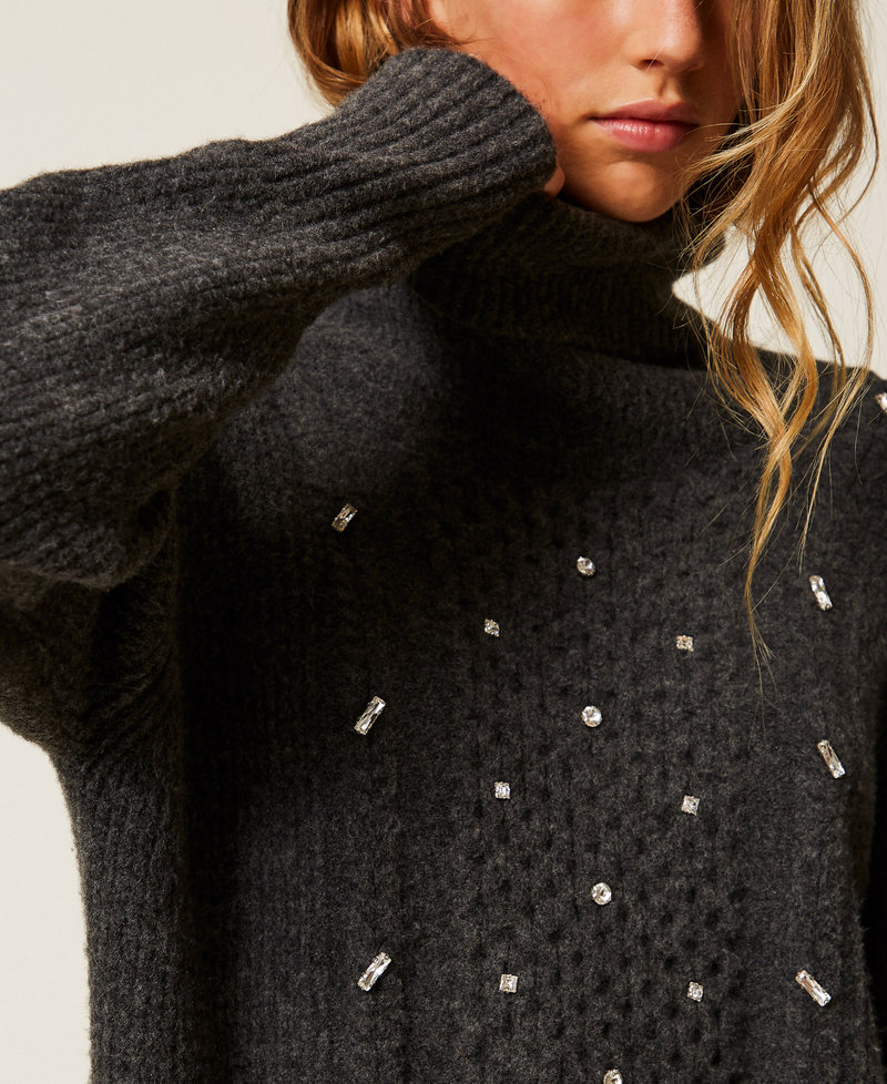 Robe courte en maille avec broderies Gris moyen chiné Femme 252AP3045_0082M_04