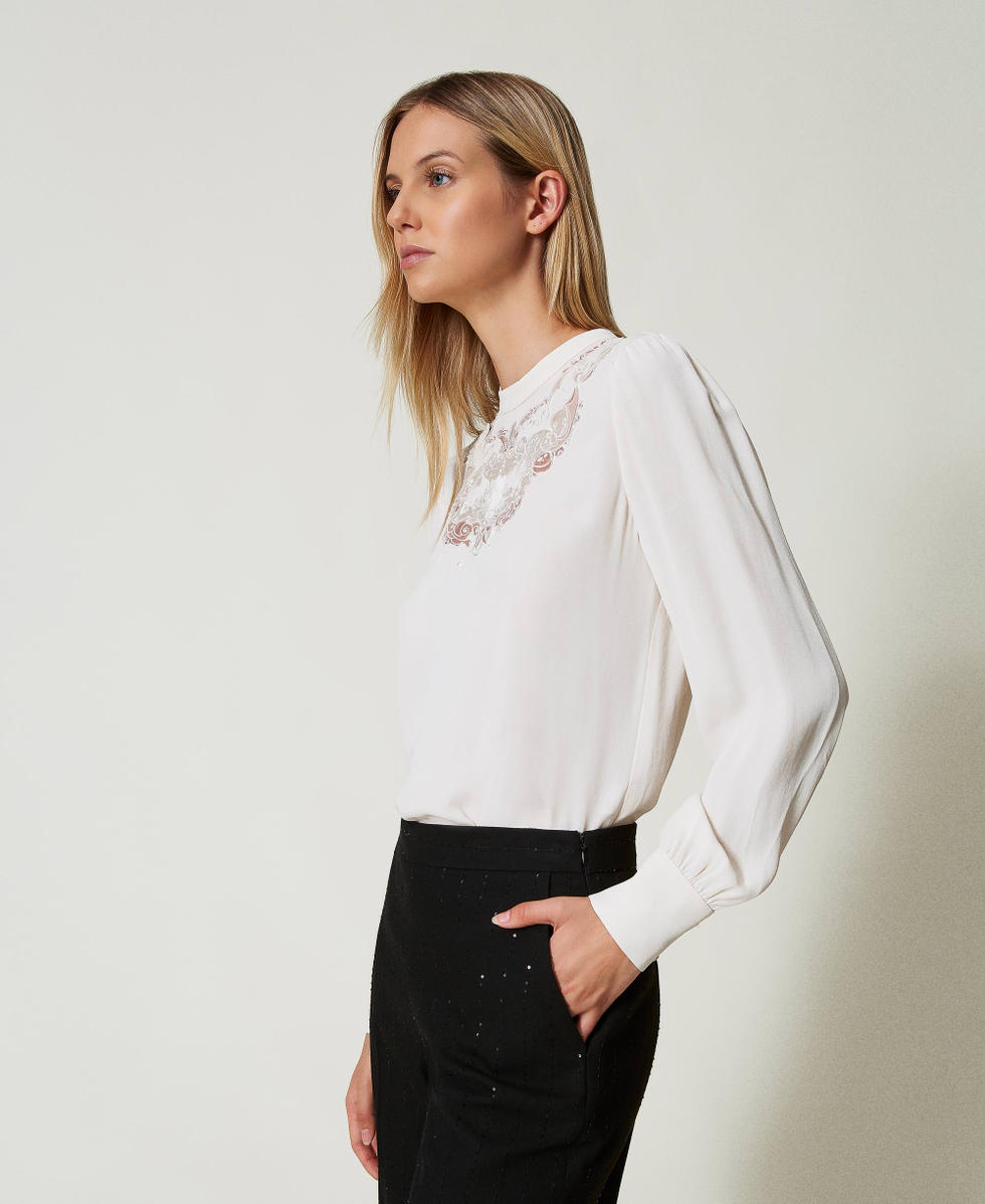 Blouse en cr&ecirc;pe avec broderie florale Blanc &laquo;&nbsp;White Cream&nbsp;&raquo; Femme 242TT2192_11952_02