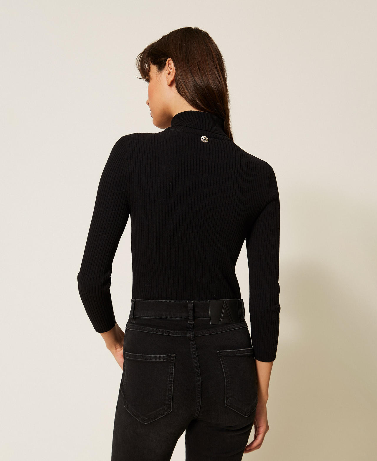 Turtle neck jumper with brooch Black Woman 261AP3101_00006_02