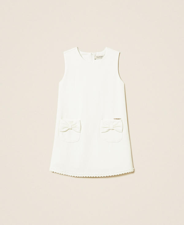 Kurzes Babykleid mit Schleifen und Samtdetails