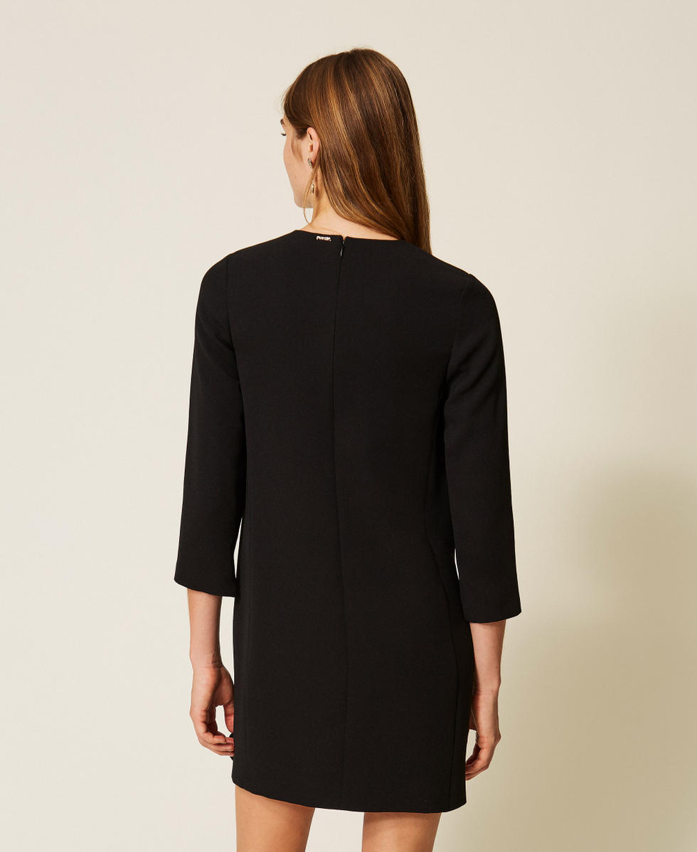 Vestido corto de crep&eacute; con botones en forma de coraz&oacute;n