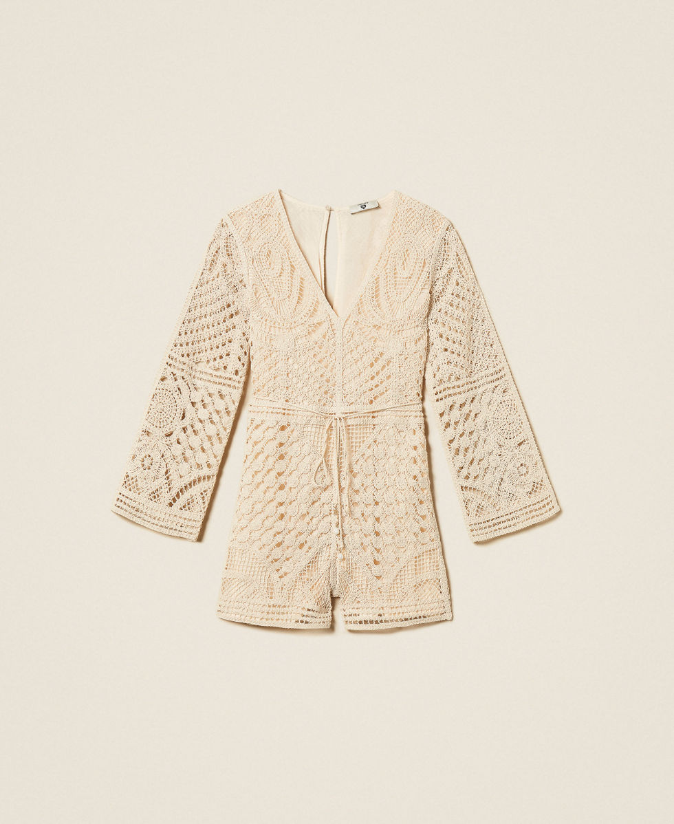 Tuta corta in crochet con cintura