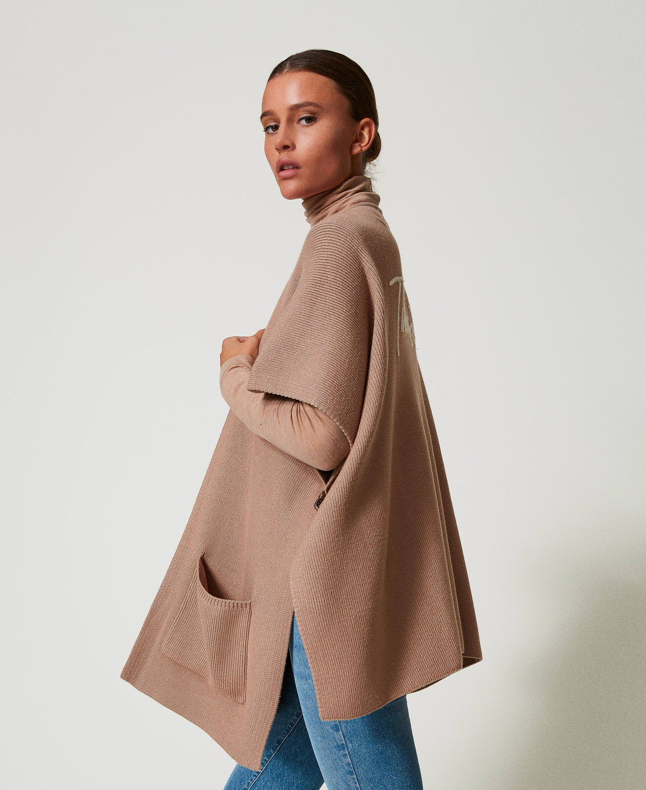 Poncho in maglia con ricamo logo Marrone "Sandy Brown" Donna 242TA4150_11754_02