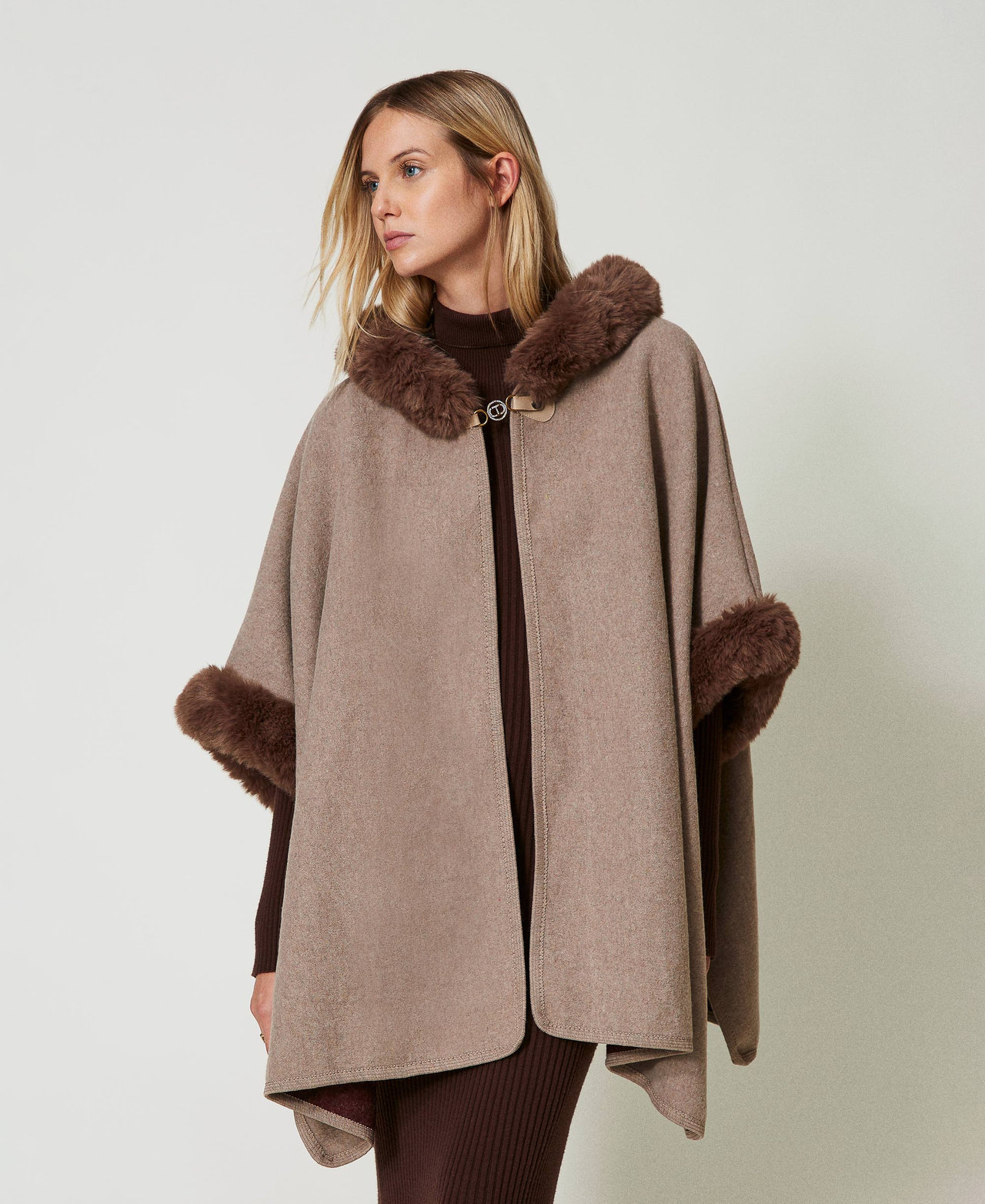 Poncho de pa&ntilde;o y pelo sint&eacute;tico Chocolate Malt Mujer 242TO5700_11943_02