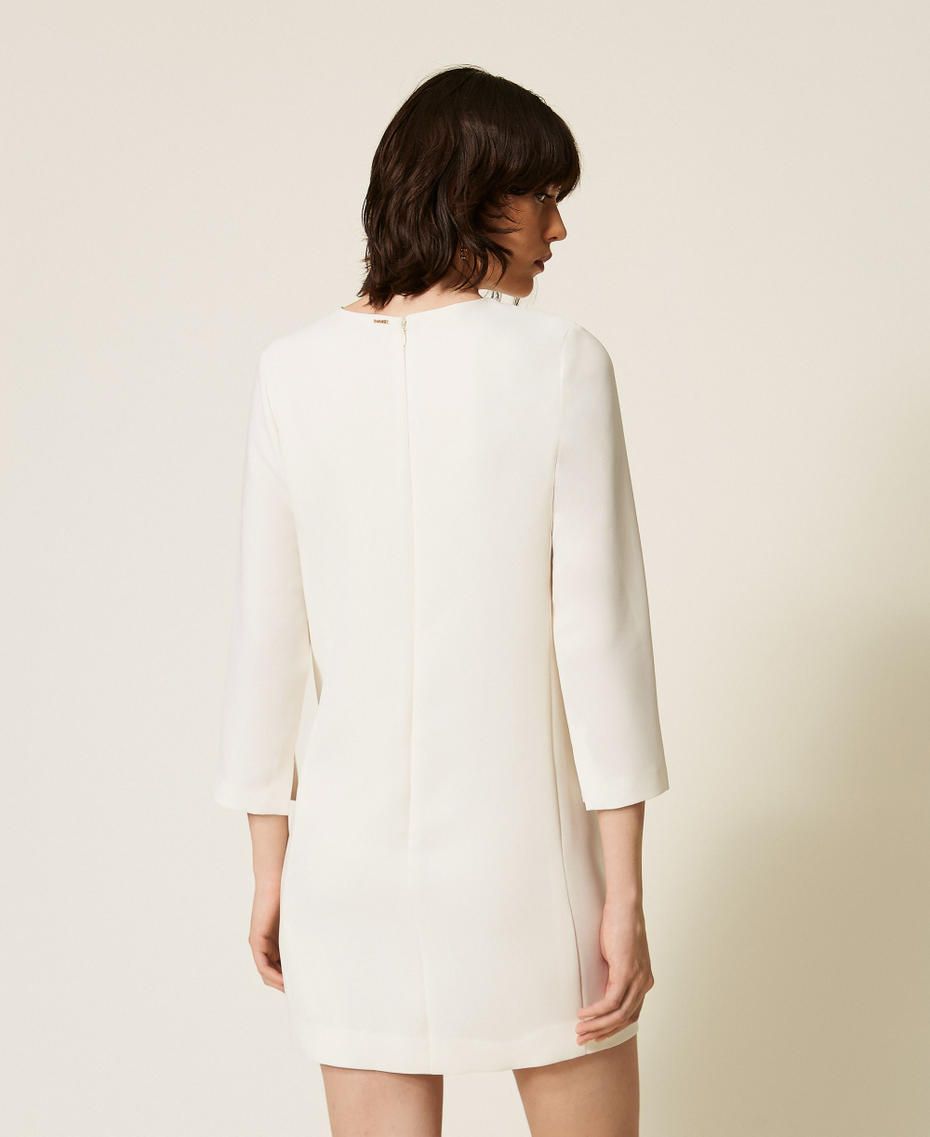 Kurzes Kleid aus Cr&ecirc;pe mit Herzknopf Perlmutt Frau 262TP2045_00059_04