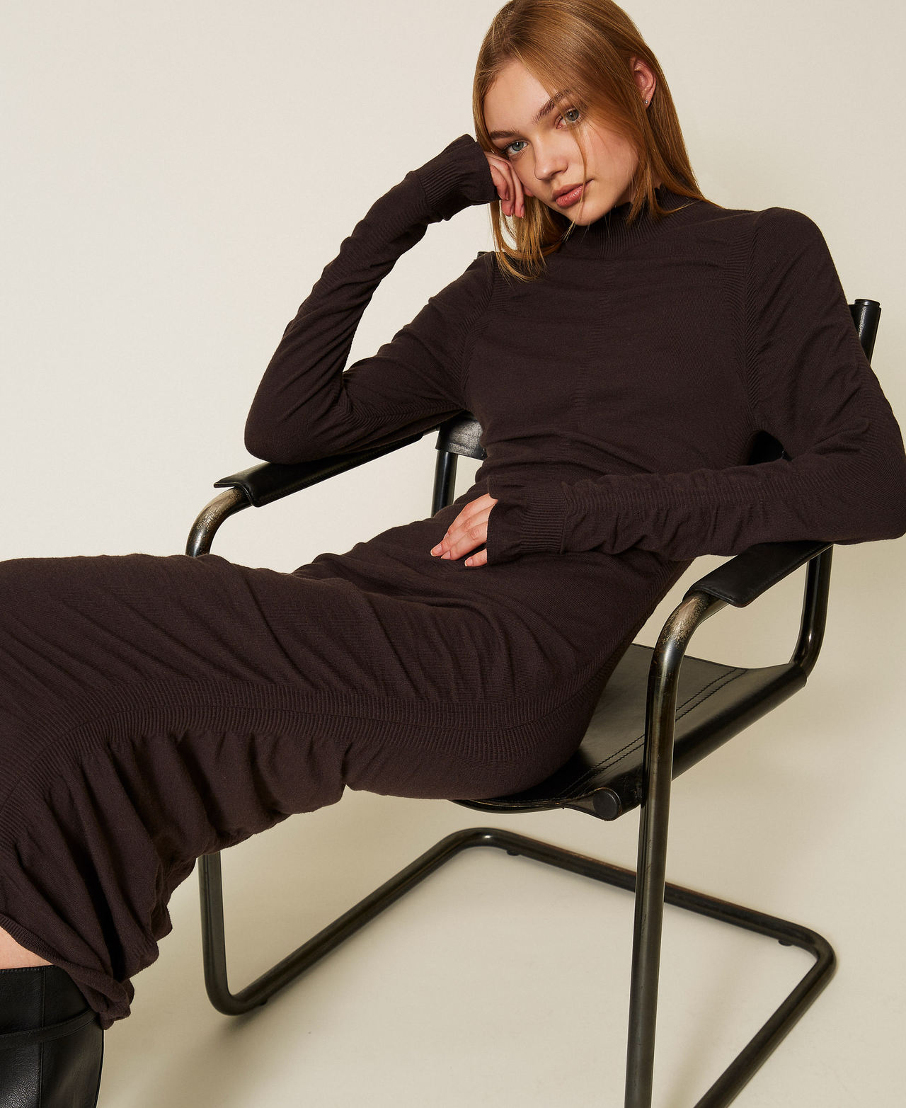 Langes Strickkleid mit Kr&auml;uselung Black Chocolate Frau 252TT3152_11054_PD