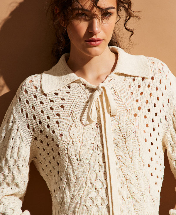 Pullover mit Zopfmuster und Schleife