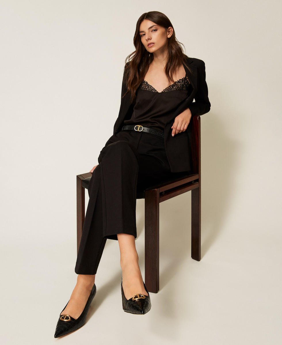 Pumps mit Krokoprägung und Oval T