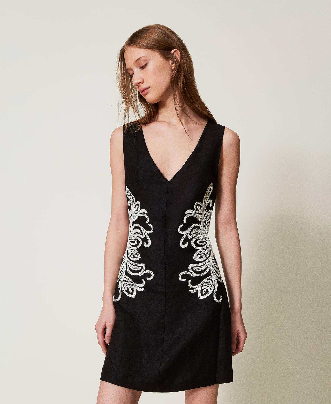 Robe courte en lin m&eacute;lang&eacute; avec broderie Bicolore Noir / Blanc Nacre Femme 251LB2FBB_02710_01