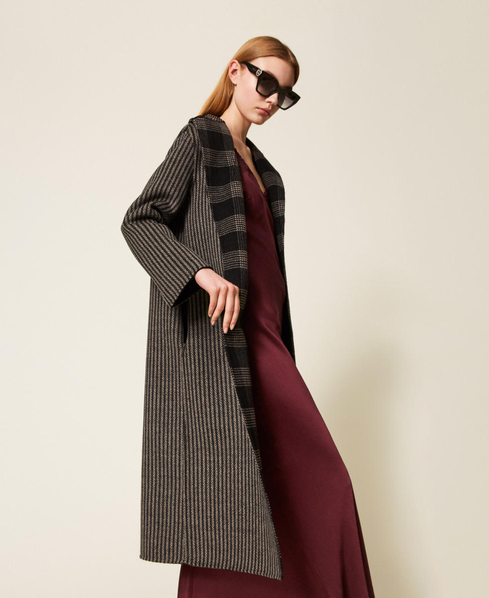 Wendemantel aus zweilagigem Tuch Double Check Schwarz / Schneewei&szlig; Frau 252TP2080_12781_04