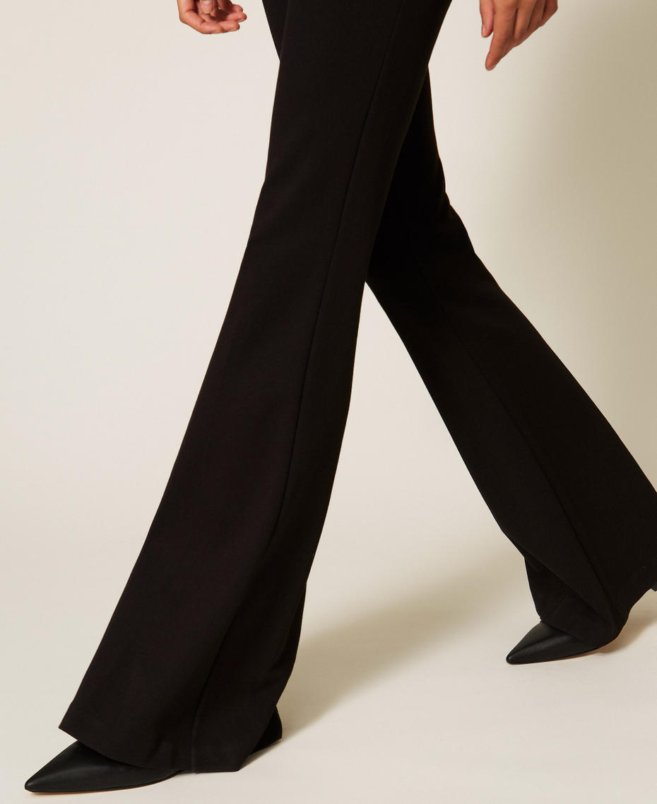 Flared-Hose mit Logo Schwarz Frau 261AP2149_00006_03