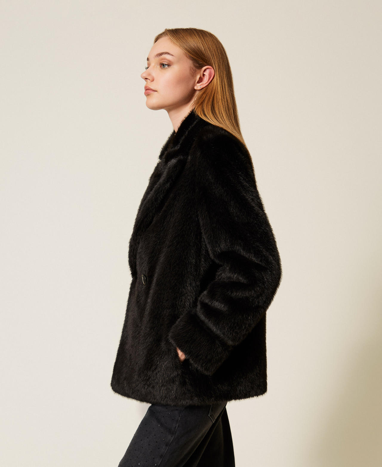 Kurzmantel aus Kunstpelz Schwarz Frau 252TT2154_00006_02