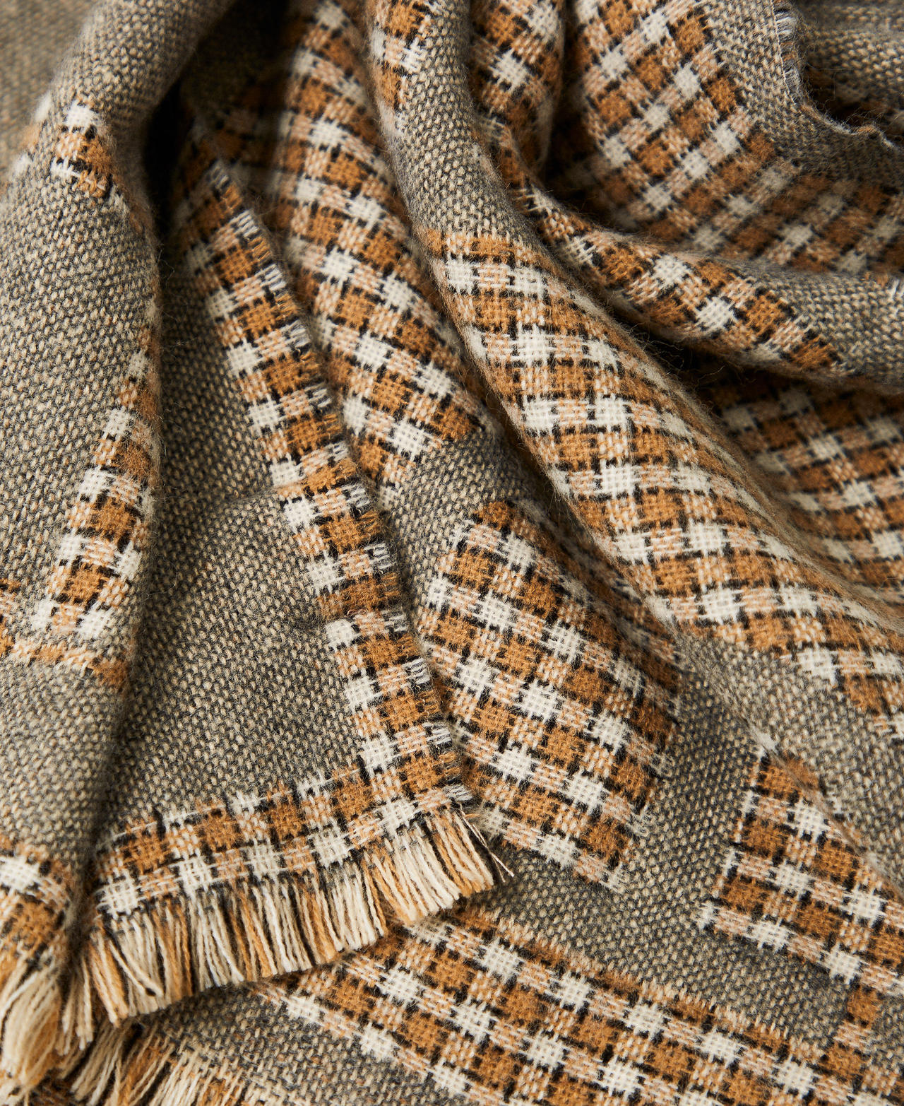 Étole jacquard avec Oval T à carreaux Jacquard Carreau Noir Femme 252TO5010_12920_02