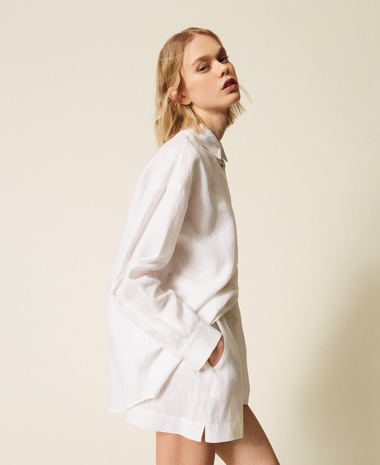 Shorts aus Leinen mit gesticktem Logo Wei&szlig; Frau 261TT2304_00001_03