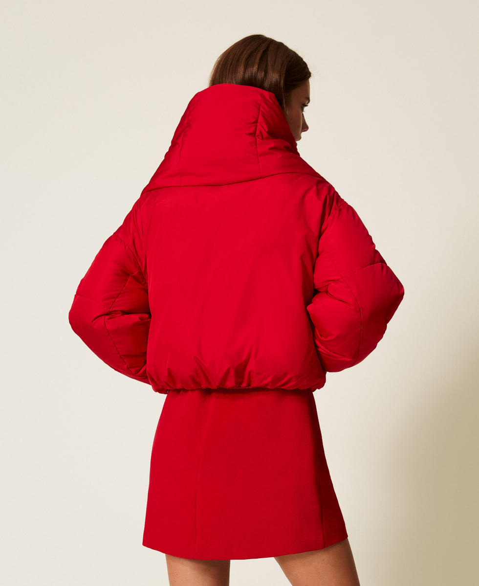 Plum&iacute;fero de estilo b&oacute;mber con bufanda Rojo Cereza Mujer 252AT2220_00034_03