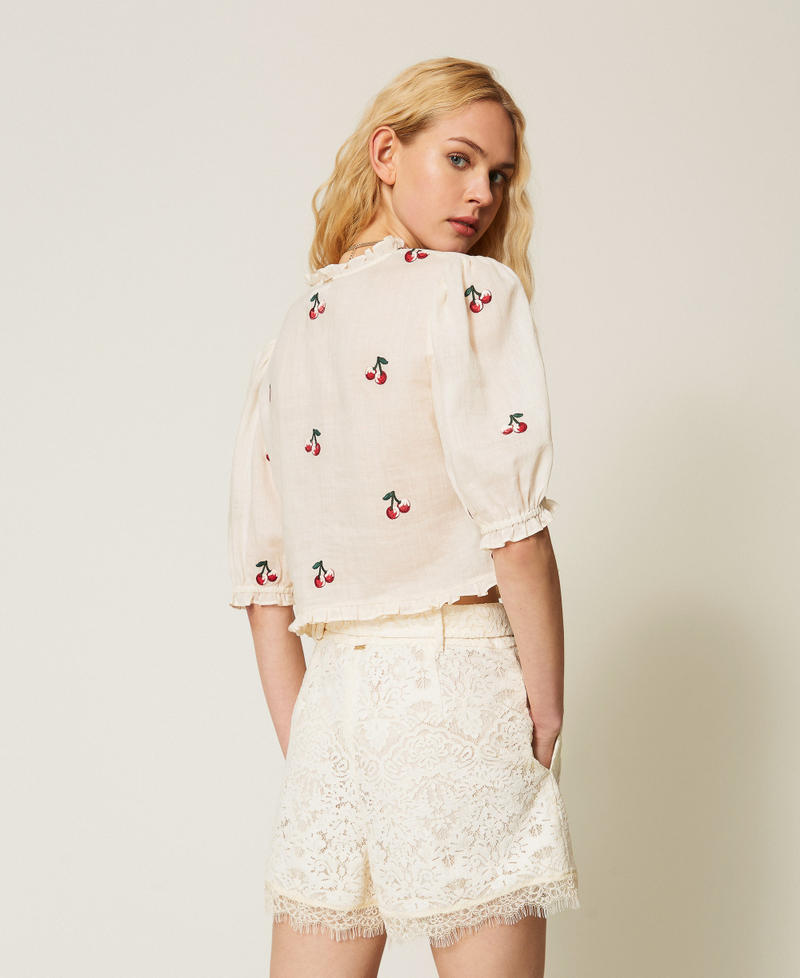 Shorts aus Spitze mit G&uuml;rtel Perlmutt Frau 261TT2312_00059_03