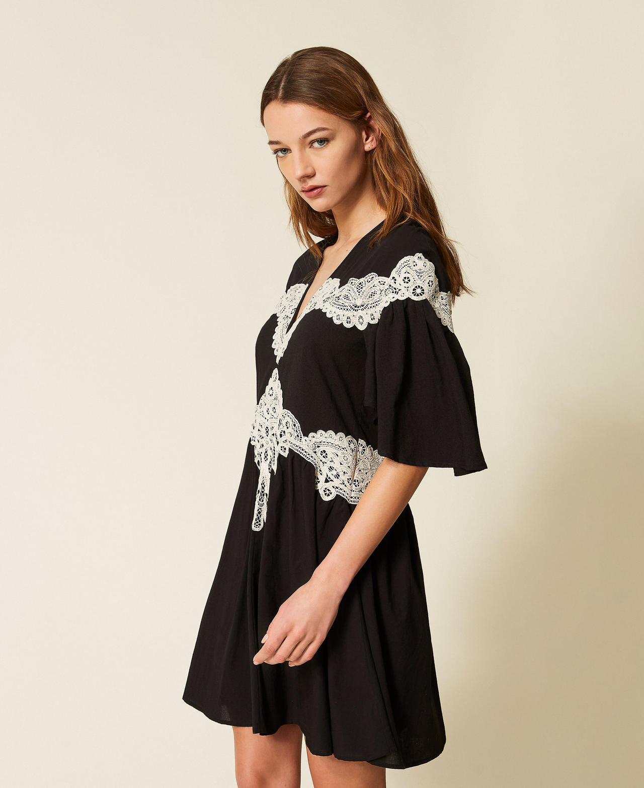Short muslin dress with macram&eacute; Black / "Vanilla" White Woman 261LM2DCC_04241_02