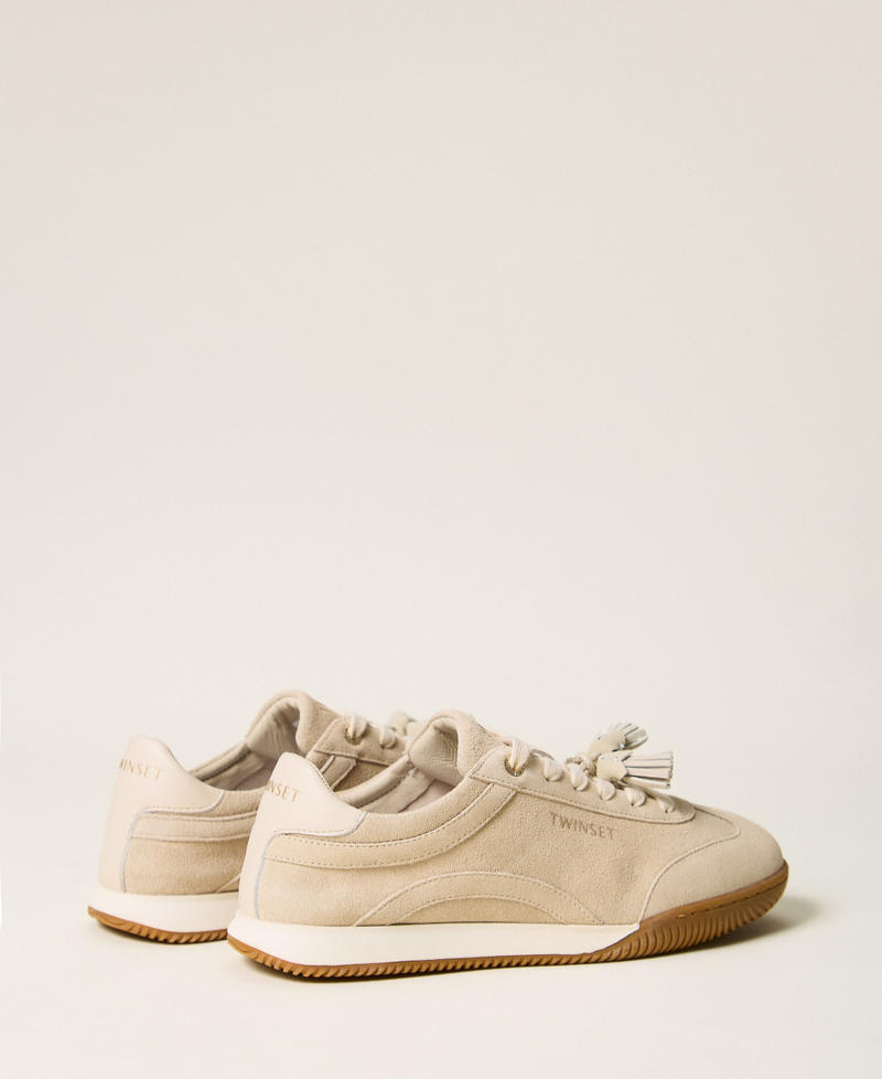 Sneaker aus Veloursleder mit Quasten Wei&szlig; Vanille Frau 262TCP090_00145_03