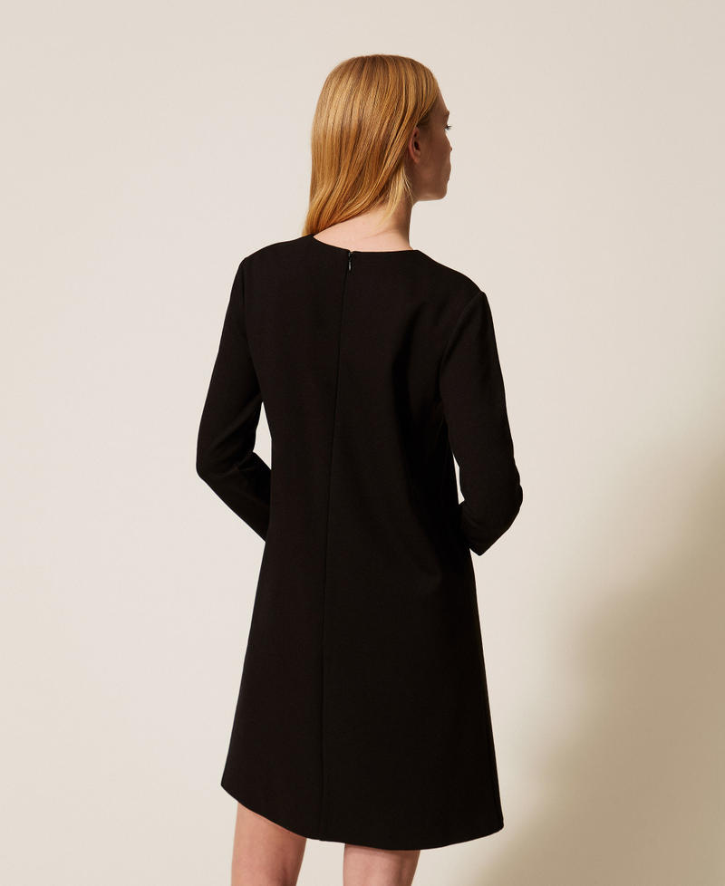 Kurzes Kleid mit Blumenbrosche Schwarz Frau 261AP214A_00006_03