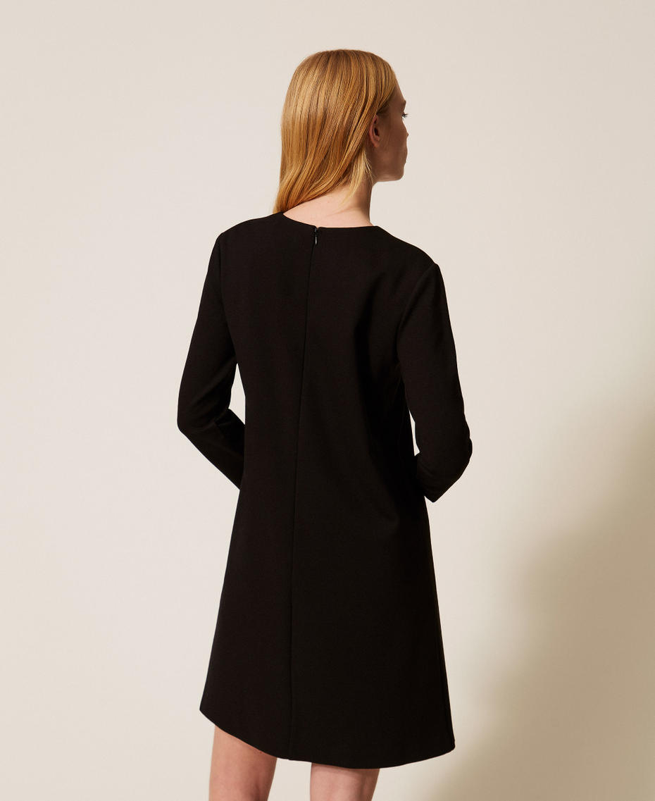 Kurzes Kleid mit Blumenbrosche Schwarz Frau 261AP214A_00006_03