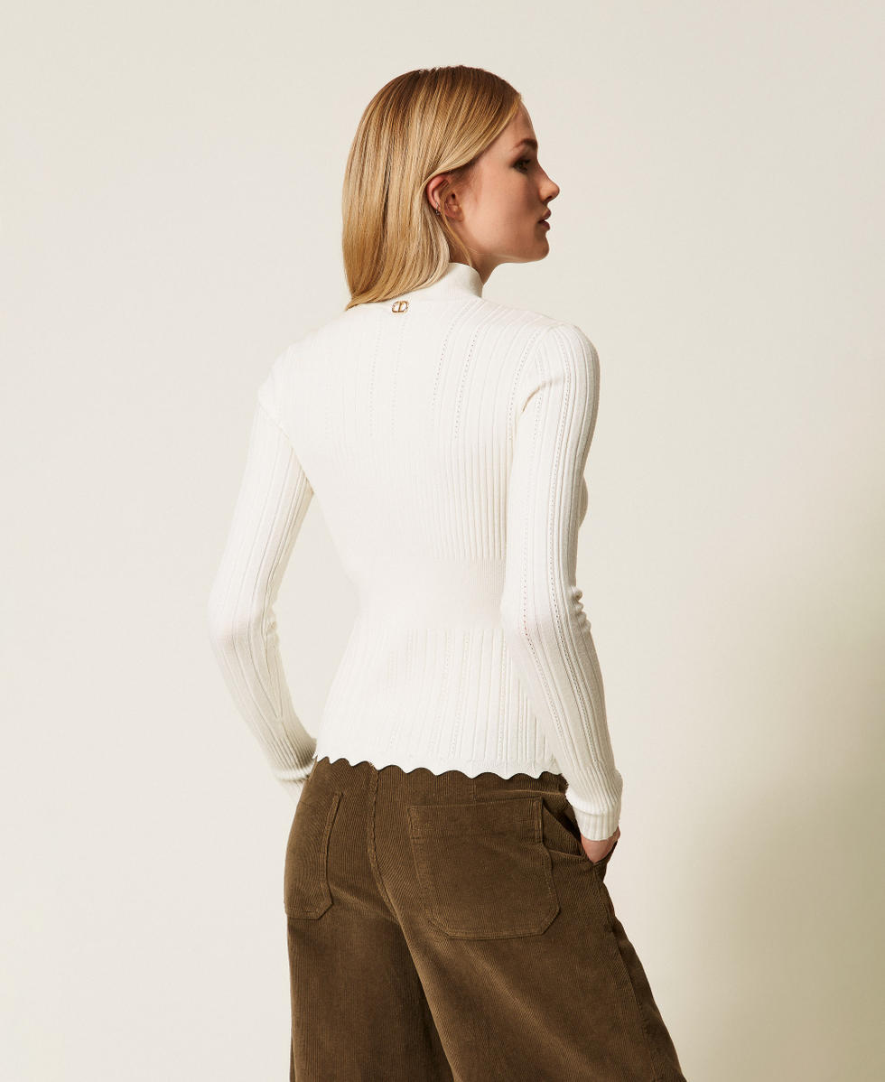 Scalloped hem rib knit turtle neck jumper