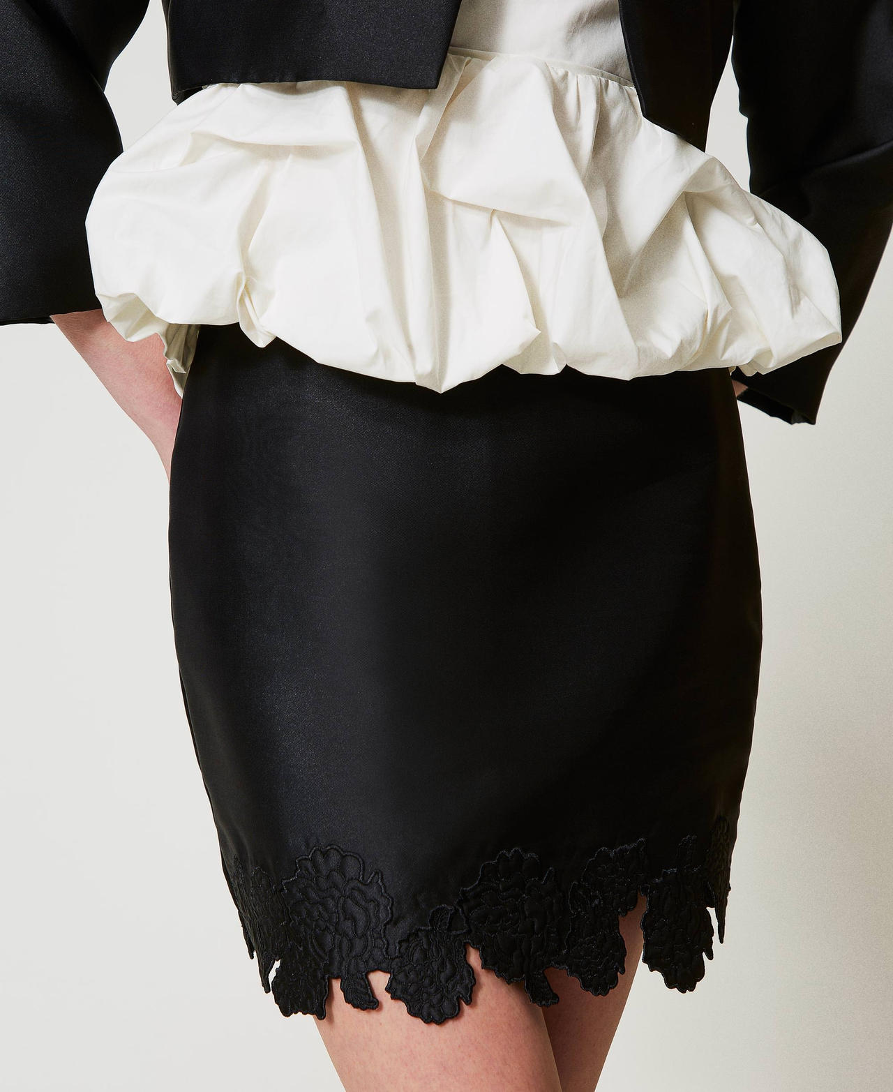 Twill miniskirt with broderie anglaise Black Woman 251AP2260_00006_02