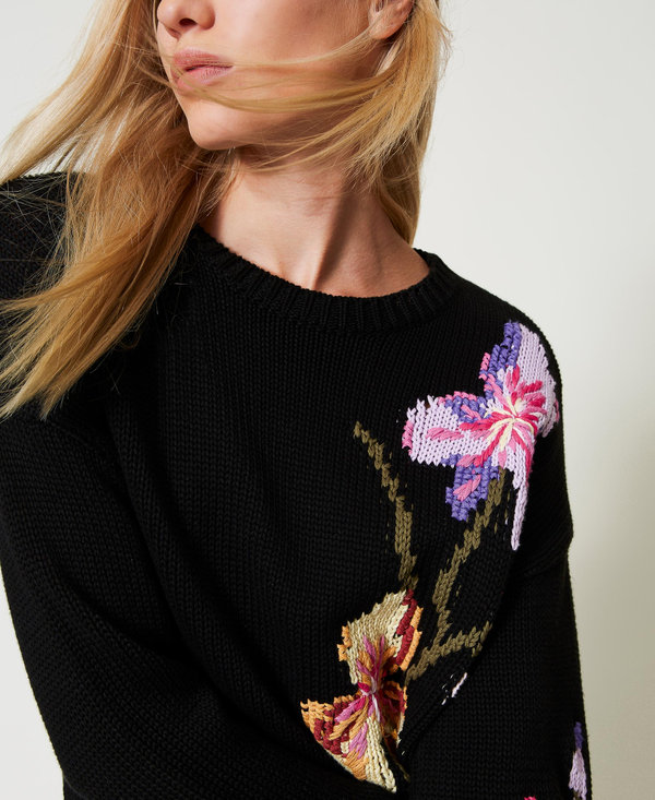 Maglia con fiori e ricamo a mano