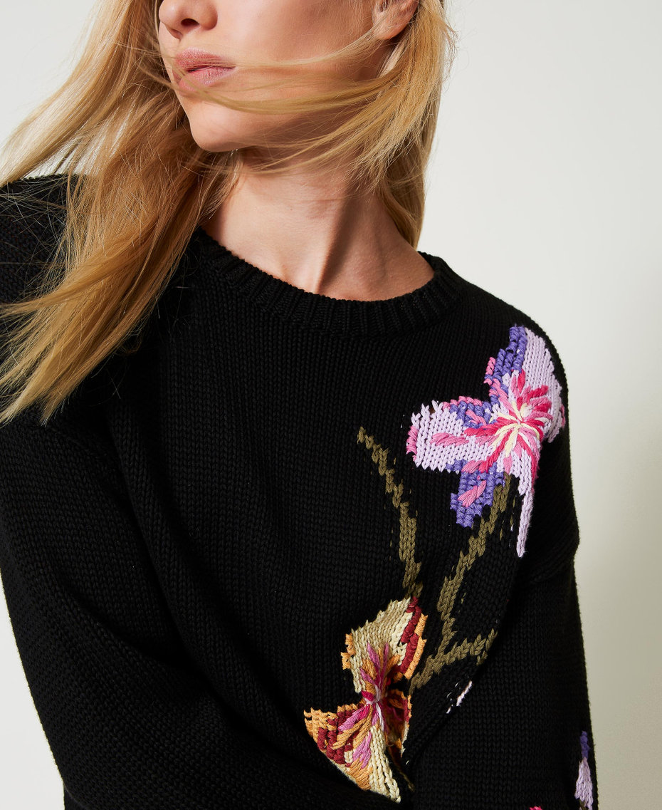 Pull avec fleurs et broderie r&eacute;alis&eacute;e &agrave; la main Noir Femme 251TP3591_00006_01
