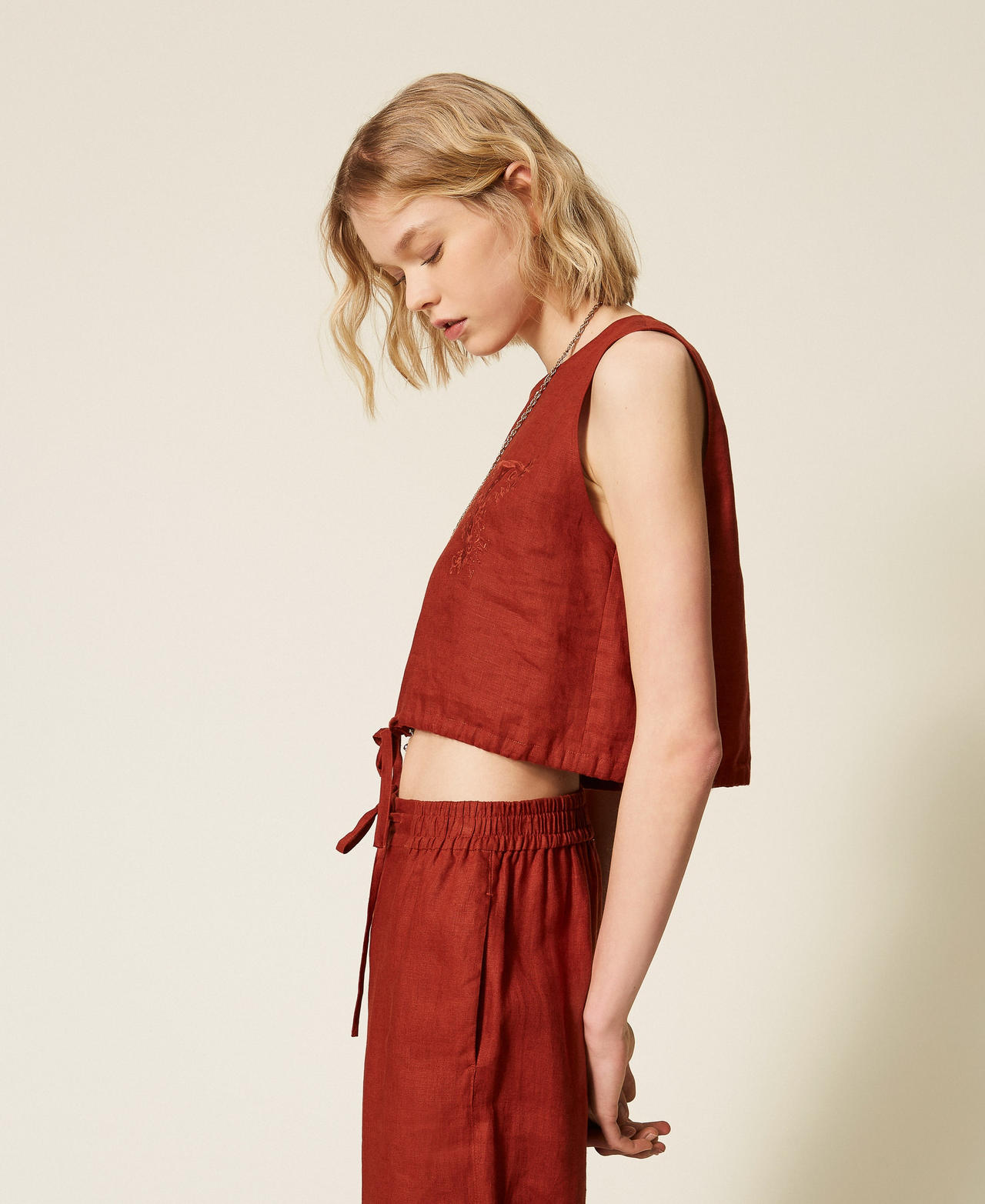 Top aus Leinen mit aufgesticktem Logo &bdquo;Henna&ldquo; Brown Frau 261TT2303_13332_02