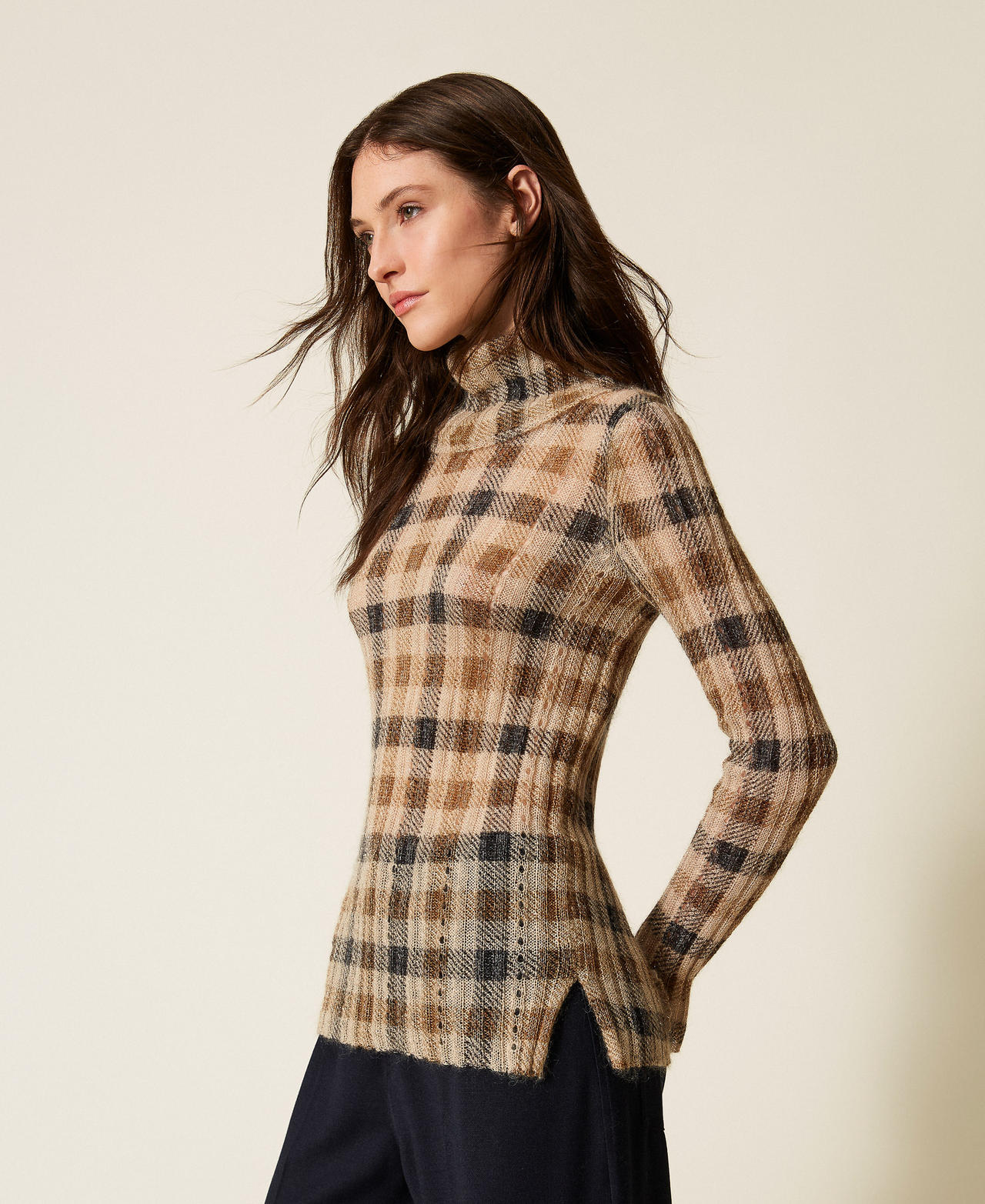 Sweter z domieszką moheru z nadrukiem Nadruk Check Camel / Czarny Kobieta 252TT3490_13042_02