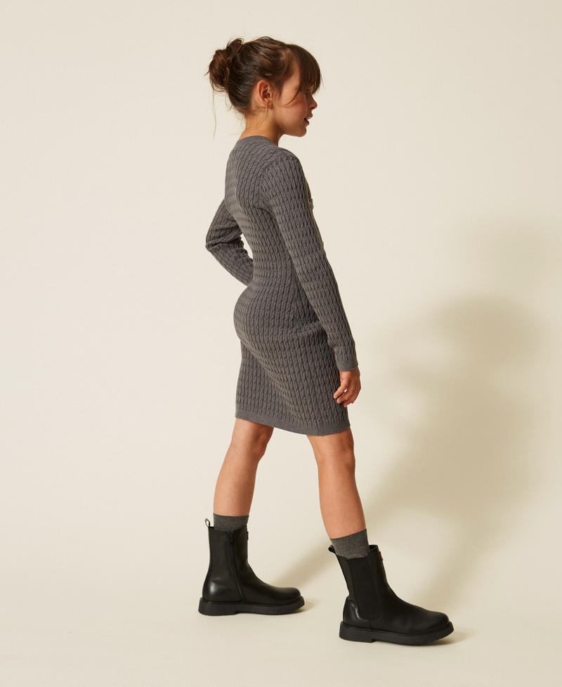 Kurzes Strickkleid mit Zopfmuster Meliertes Dunkelgrau M&auml;dchen 262GJ3074_12839_02