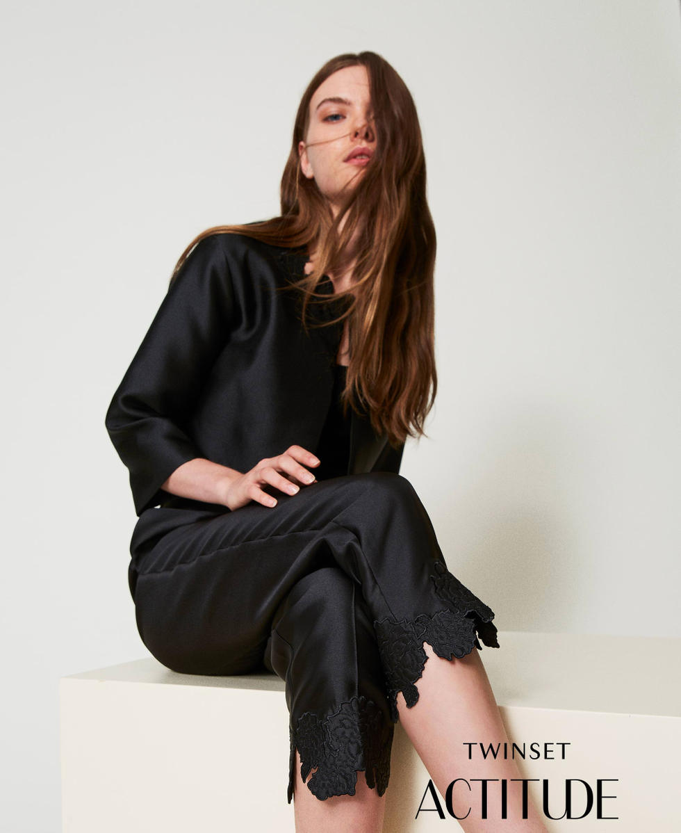 Pantalon en serg&eacute; avec broderie anglaise Noir Femme 251AP2263_00006_PA
