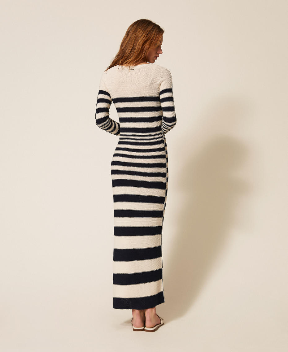 Langes Strickkleid mit Streifen Streifen &bdquo;Parchment&ldquo;-Beige/Nachtblau Frau 261TP3222_13380_03