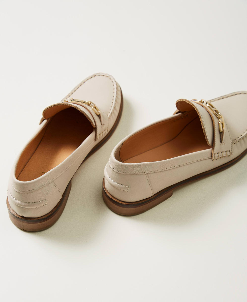 Mocassins en cuir avec Oval T Blanc Neige Femme 251TCP130_00282_03