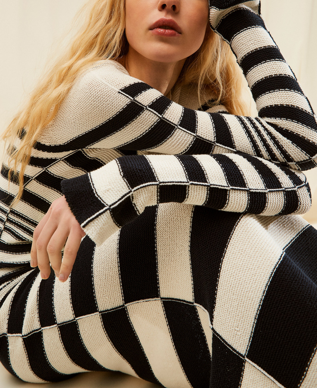 Langes Strickkleid mit Streifen Streifen &bdquo;Parchment&ldquo;-Beige/Nachtblau Frau 261TP3222_13380_PD