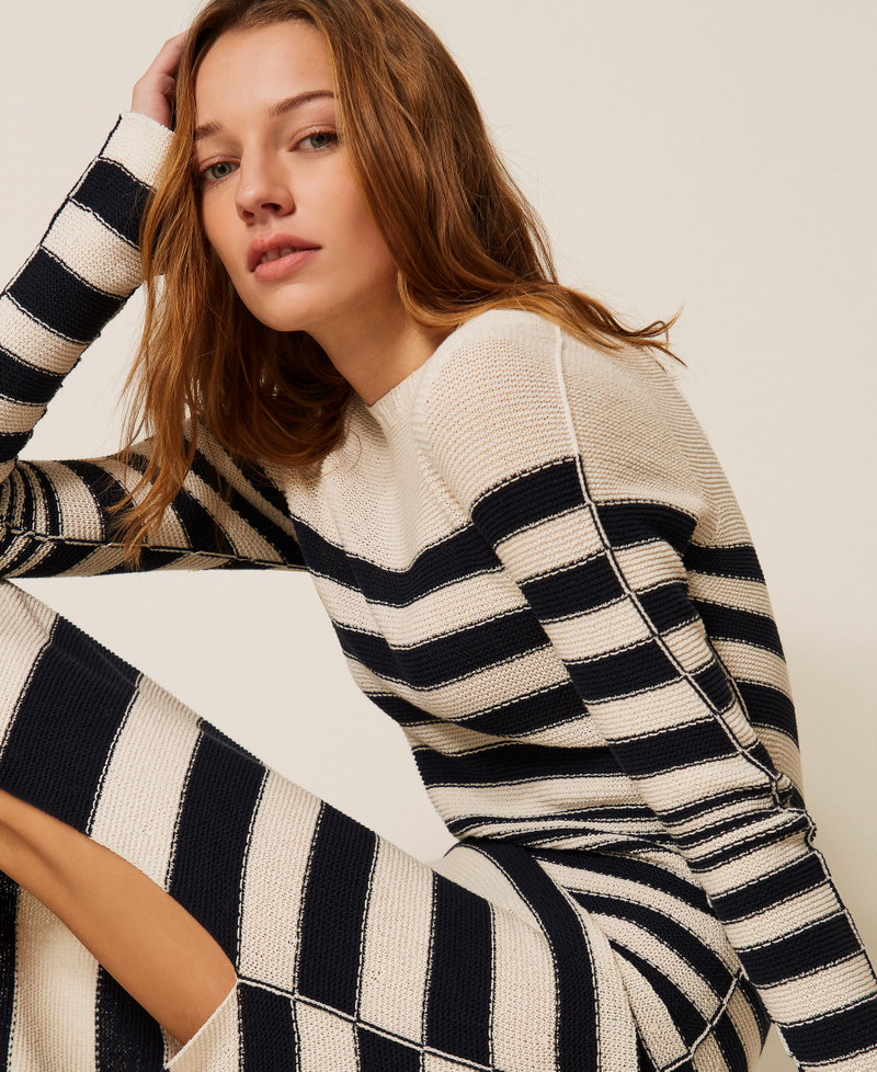 Langes Strickkleid mit Streifen Streifen &bdquo;Parchment&ldquo;-Beige/Nachtblau Frau 261TP3222_13380_PD