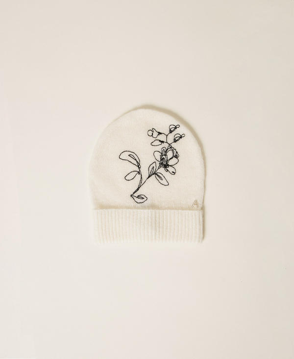 Knitted beanie with floral embroidery