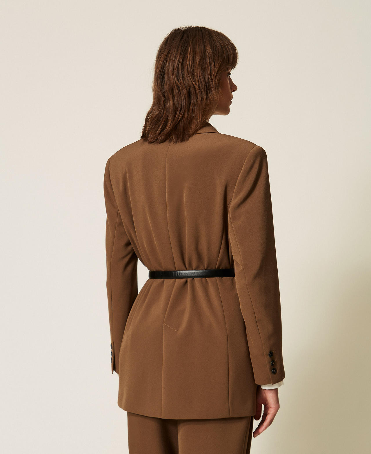 Chaqueta blazer de cady con cintur&oacute;n Teak Mujer 262LI2DQQ_13661_03