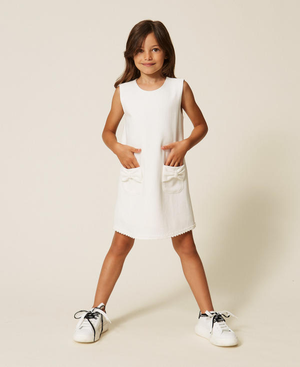 Kurzes Babykleid mit Schleifen und Samtdetails
