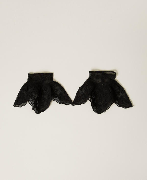 Macram&eacute; lace cuff