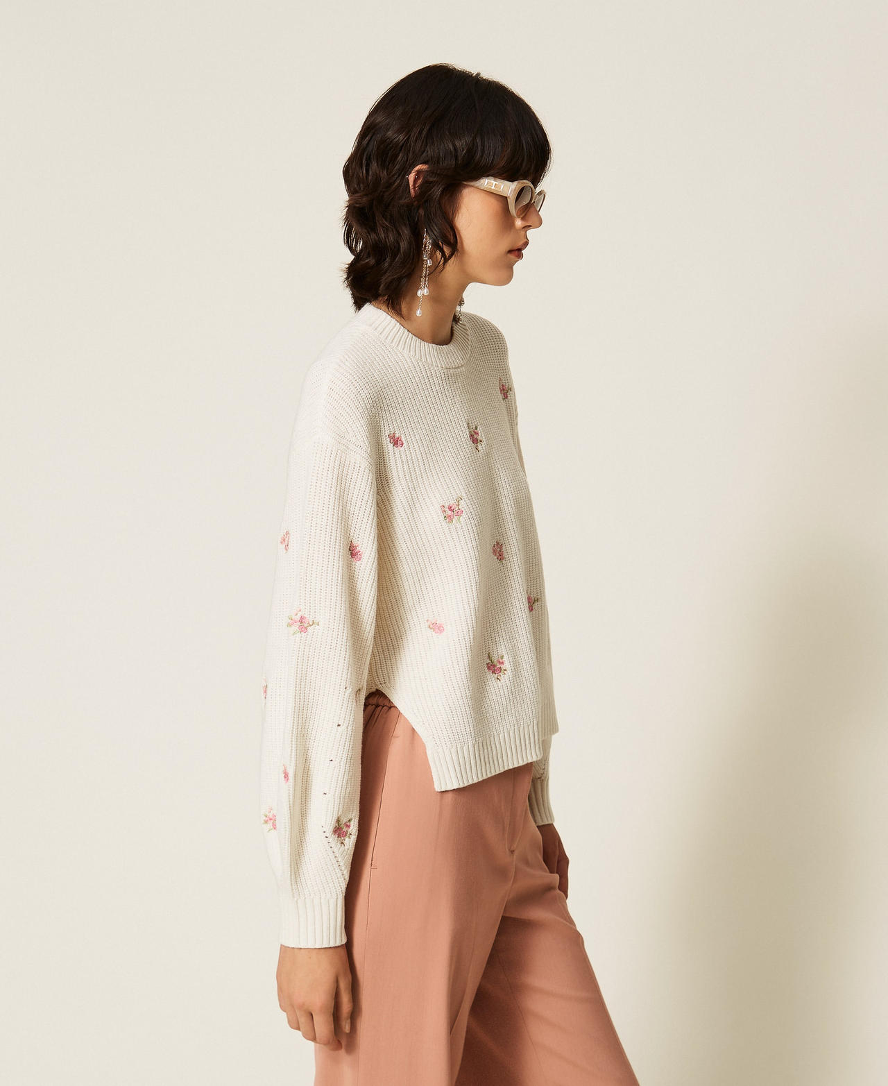 Pullover im Rippenmuster aus Wollmischung mit floralem Stickmotiv Perlmutt Frau 262TP3410_00059_03