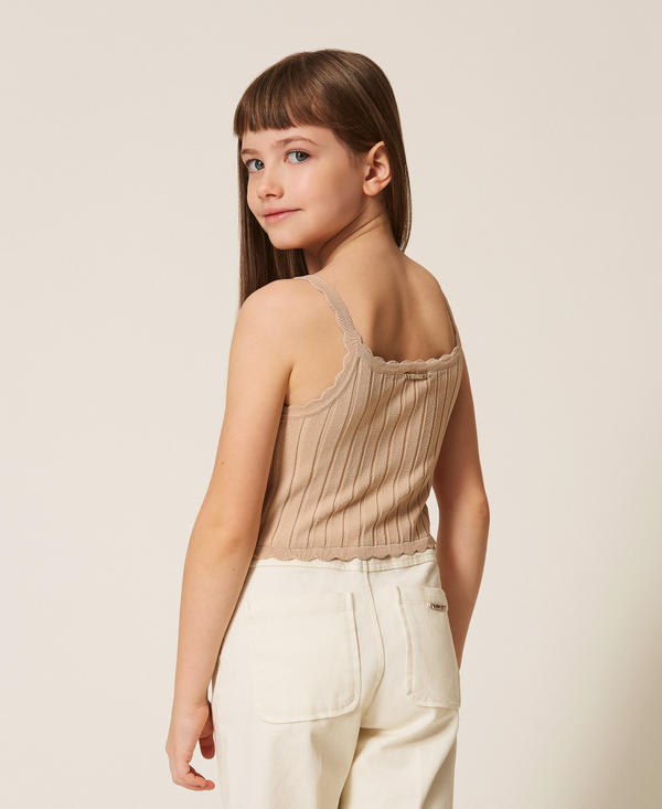 Top cropped en maille c&ocirc;tel&eacute;e