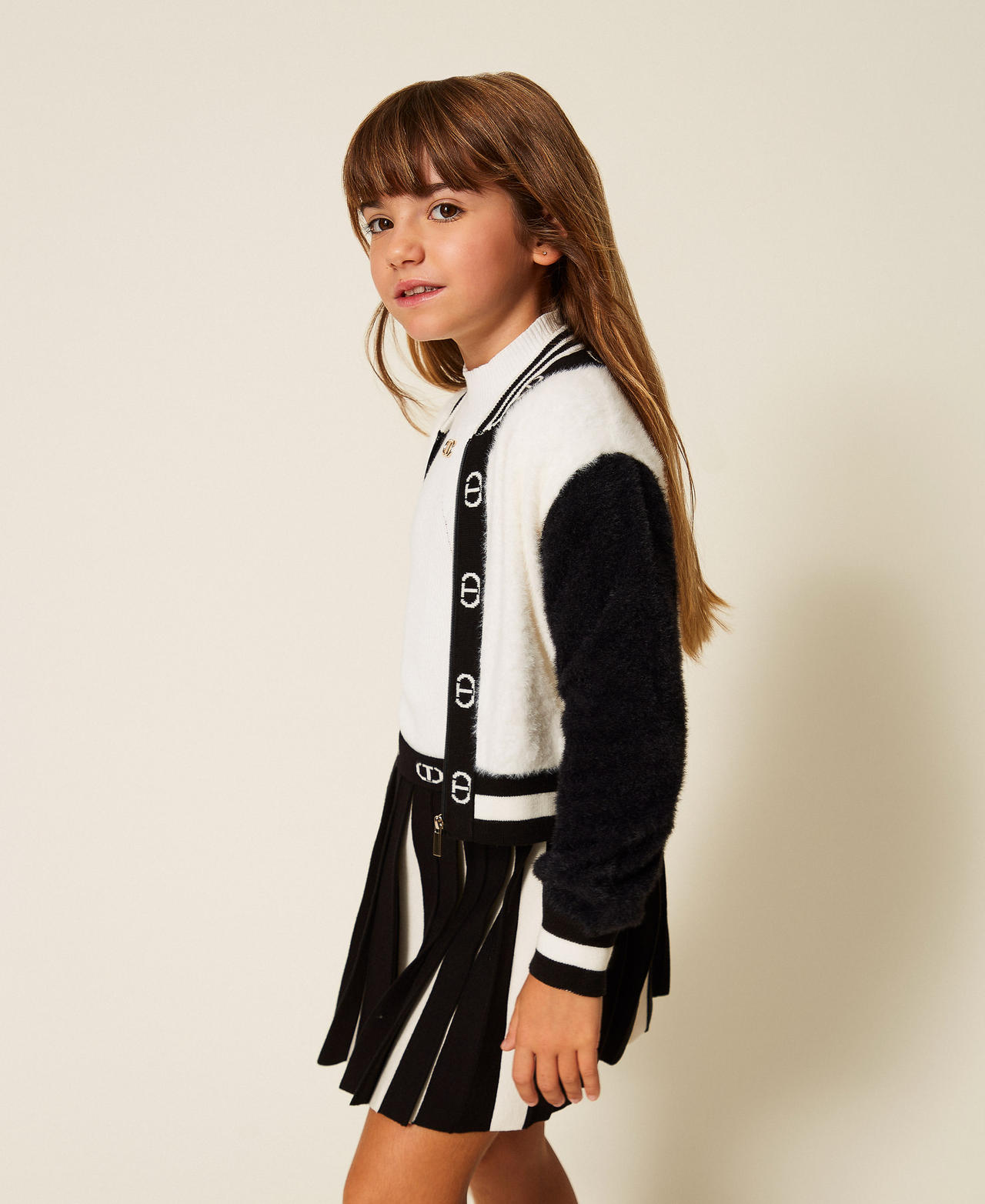 Girls' knit bomber jacket with Oval T Bicolour Black / Off White Girl 252GB3020_02714_01