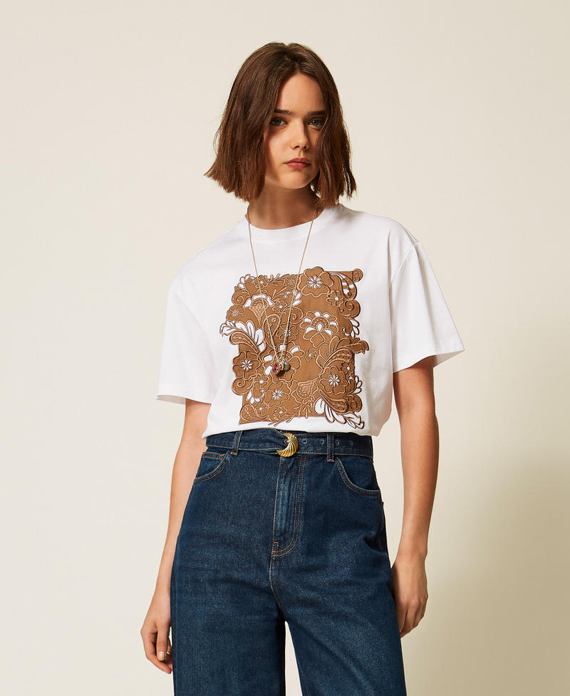 T-Shirt im Regular-Fit mit Stickpatch "Lucent White" / Stickerei "Oak"-Beige Frau 262TP2760_13936_02