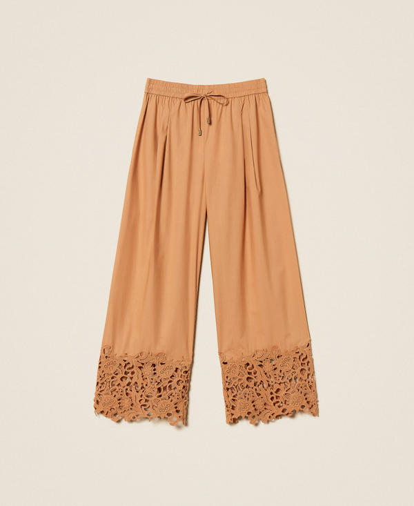 Weite Hose aus Popeline mit Makramee