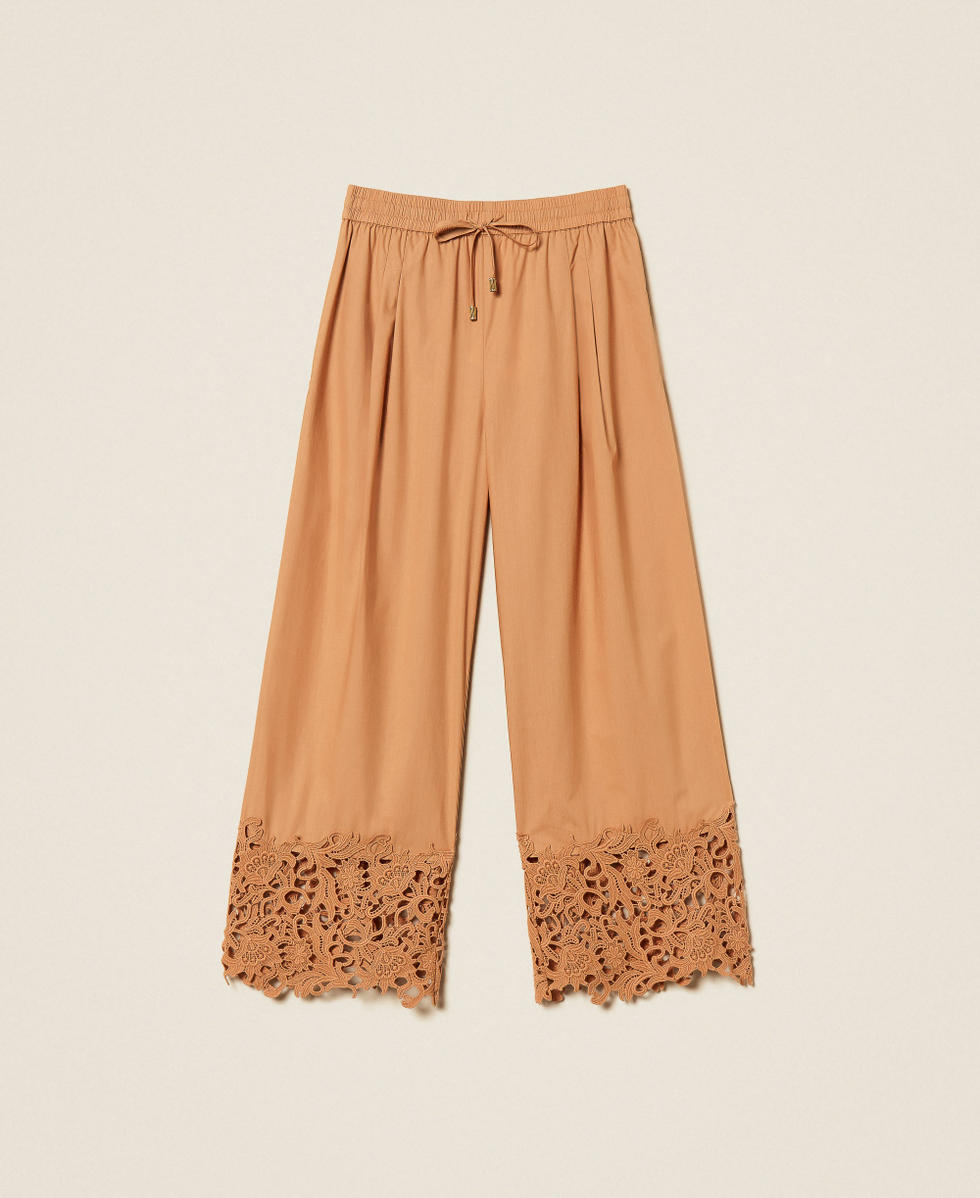 Weite Hose aus Popeline mit Makramee