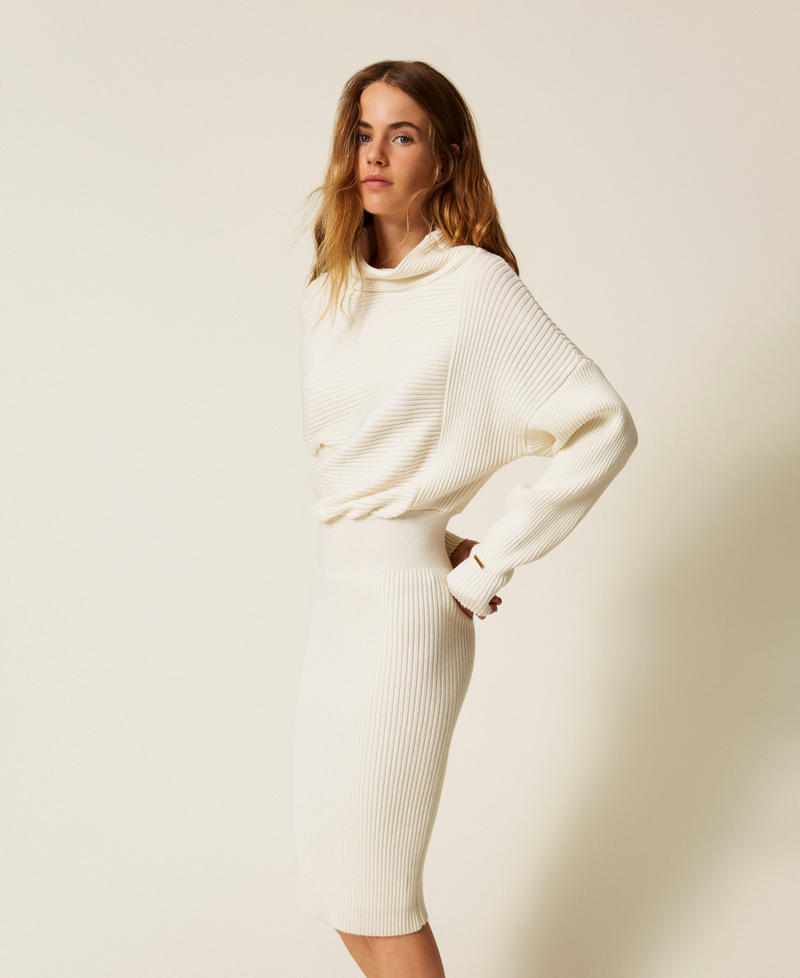 Vestido midi de punto acanalado Hueso Mujer 252LI3QAA_00526_02