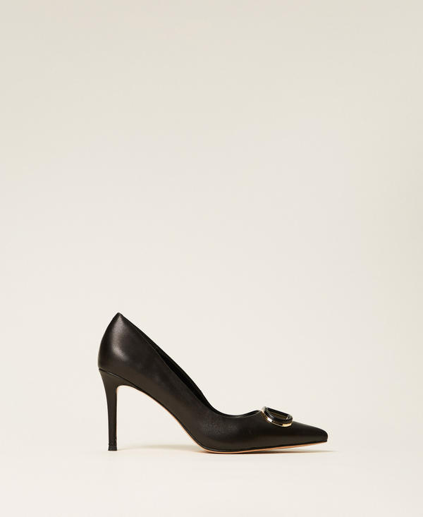 Leather court shoes with Oval T