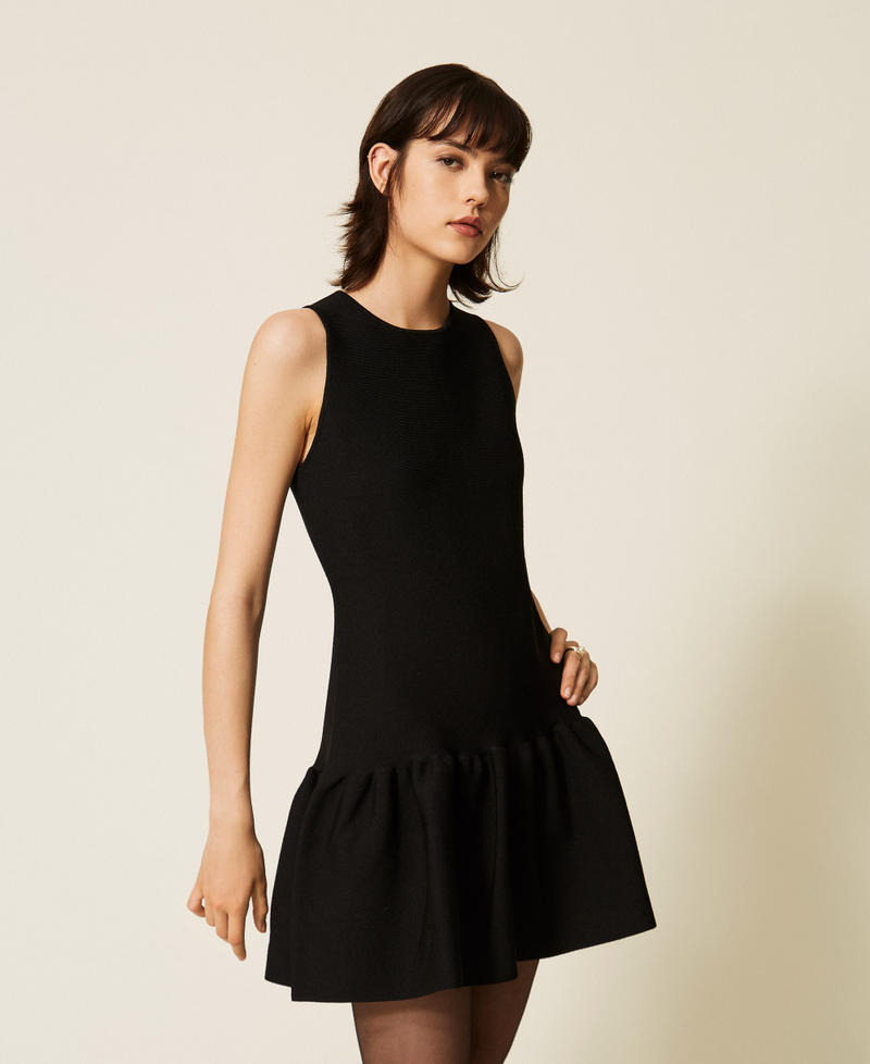 Robe courte en maille avec volant Noir Femme 262TP3144_00006_01