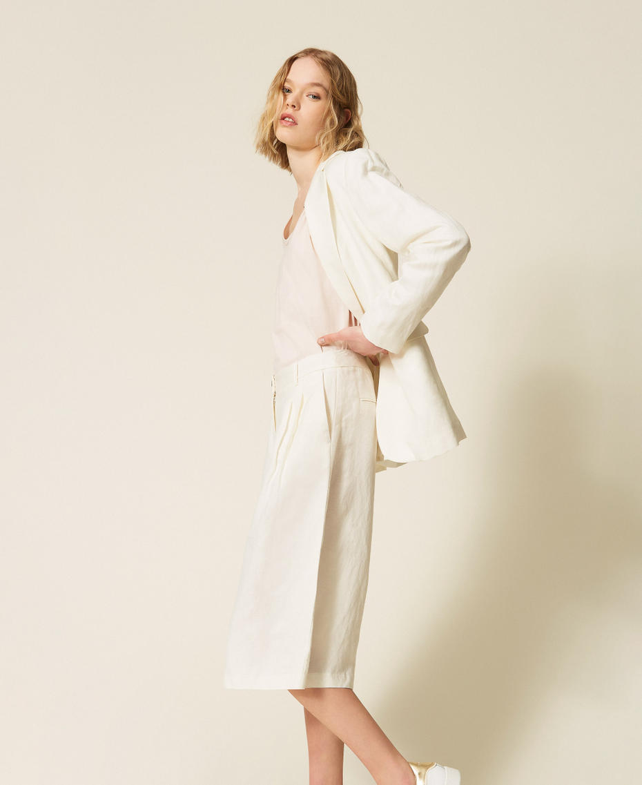 Bermudas de lino mixto con pinzas Hueso Mujer 261LL2NGG_00526_01